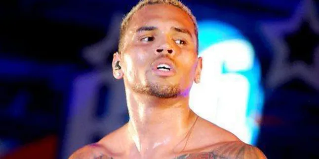 Ups, Chris Brown Lempar Rolex ke Penonton!