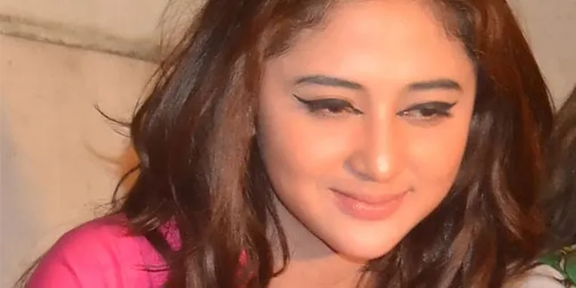 Dewi Perssik - Saipul Jamiell Tak Bisa Bercakap Banyak