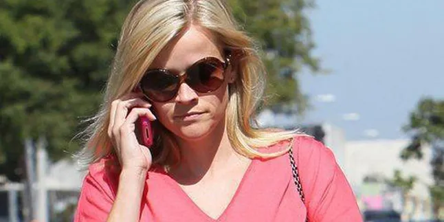 Reese Witherspoon Ditabrak Mobil!