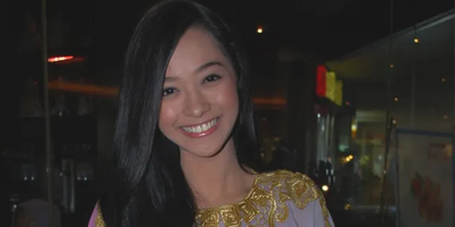 Poppy Bunga Ingin Karakter Fitria Nempel