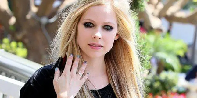 Avril Tampil Seksi Melankolis di 'Wish You Were Here'