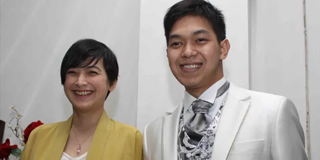 Andhara Early: Gaun Resepsi Referensi Dari Bugi