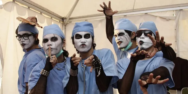 Akhir September, Kuburan Band Rilis Album