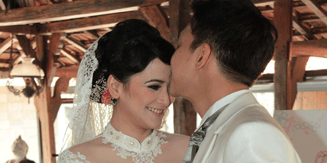 Early-Bugi Menikah di Masjid Bank Indonesia Karena...