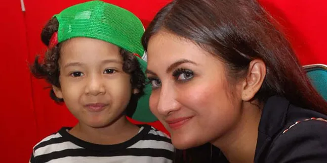 Natalie Sarah Bawa Anak Syuting