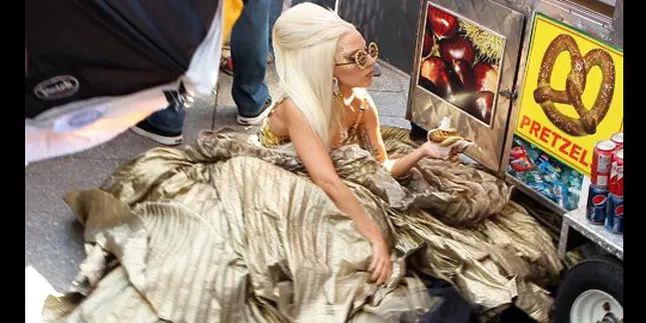 Waw! Lady GaGa Jatuh ke Tanah!