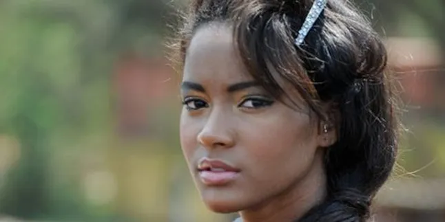 Leila Lopes: Coca Cola, Jins, dan Gaun Hitam