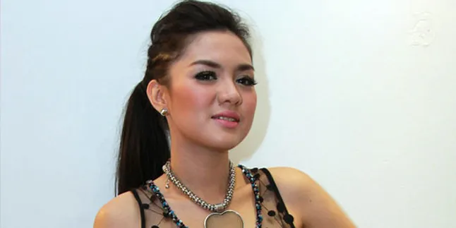 Vicky Shu Desain Kostum dan Sepatu Sendiri