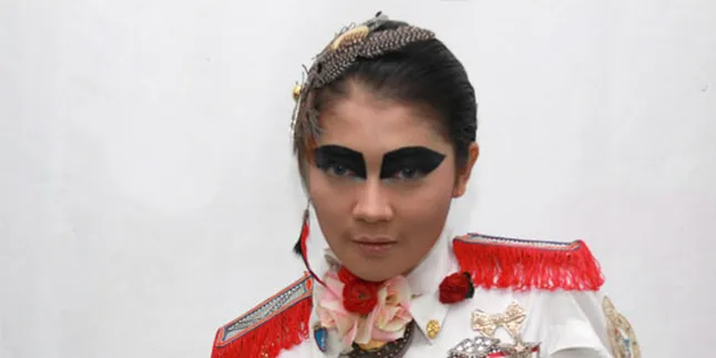 Show, Indah Dewi Pertiwi Pakai batik