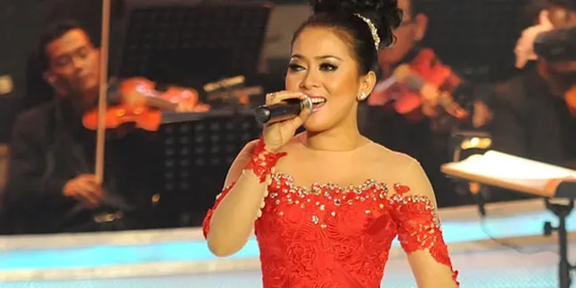 Berbusana Merah, Syahrini Menyala