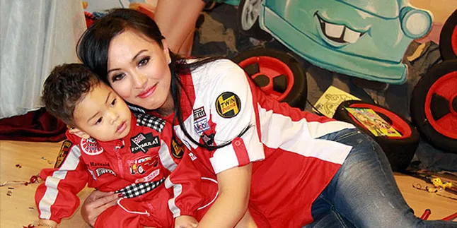 Keluarga Jadi Ganti Suami Bagi Angelina Sondakh