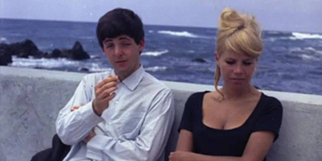 Koleksi Foto The Beatles Dalam Celana Renang Dilelang