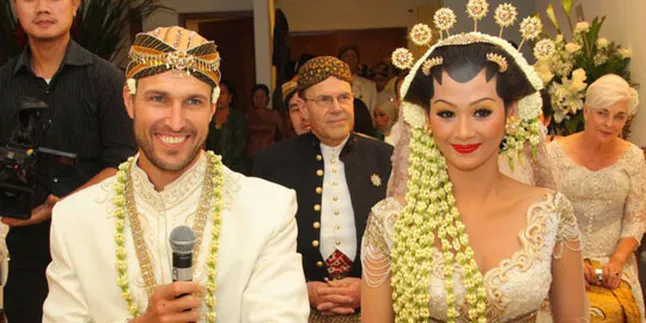 Cincin Nikah Indah Kalalo Tidak Pas di Jari