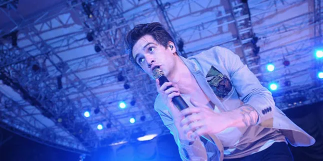 Lepas Baju, Panic At The Disco Buat Histeris Lepas Baju, Panic At The Disco Buat Histeris
