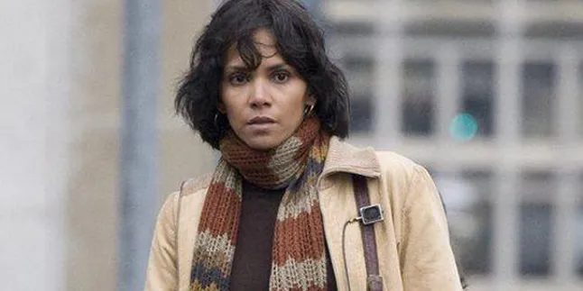 Halle Berry Patah Tulang Kaki
