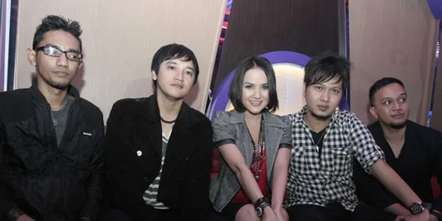 Uups, Cynthiara Alona Jadi Mami Zeevo Band