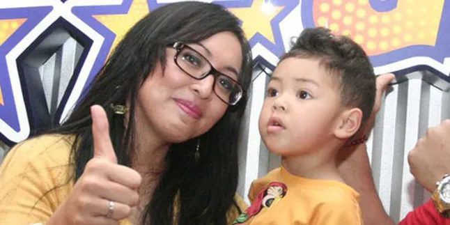 Angie Sedih Saat Keanu Minta ke Makam Ayahnya