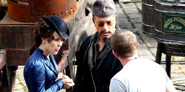 Wah, Robert Downey Jr. Tampil Bak Pria Cina