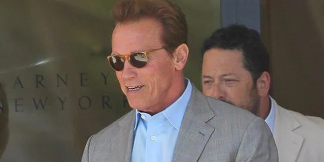 Arnold Diabadikan Dalam 3 Patung Raksasa Arnold Diabadikan Dalam 3 Patung Raksasa