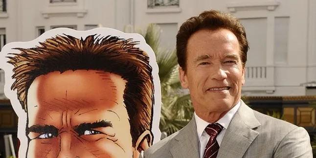 Schwarzenegger Pesan 7 Patung Perunggu