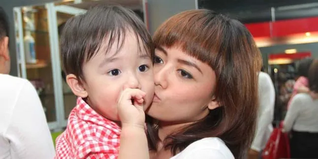 Tika T2 Ajak Sang Anak Kerja