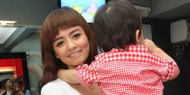 Tika T2 Nikmati Peran Sebagai Ibu