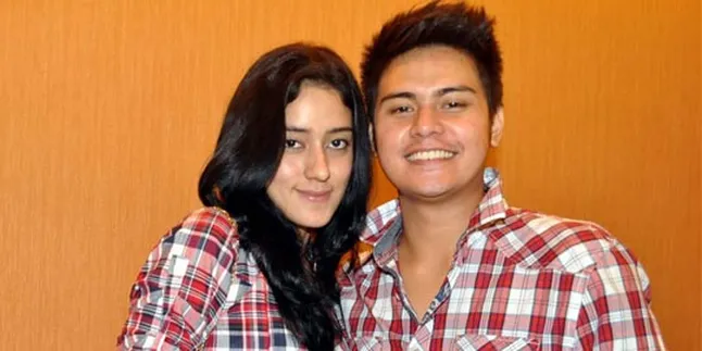 Fairuz A Rafiq Kompak Seragam Dengan Suami