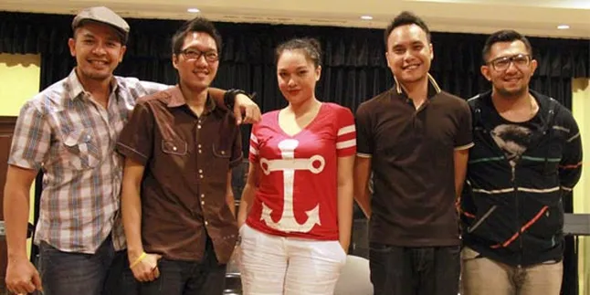 Formasi Baru, Ecoutez Pemanasan Dengan Single Formasi Baru, Ecoutez Pemanasan Dengan Single