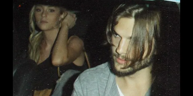 Ups, Ashton Kutcher Tertangkap Basah!