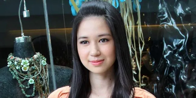 Siapa Desainer Batik Favorit Laura Basuki?