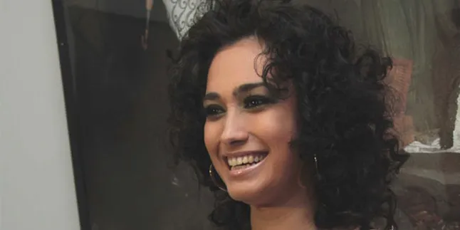 Ingin Terlihat Beda, Alexandra Gottardo Tampil Afro