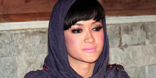 Julia Perez Bergoyang Untuk Menghibur