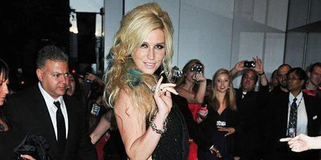 Ditato Kesha, Andrew WK Malah Infeksi