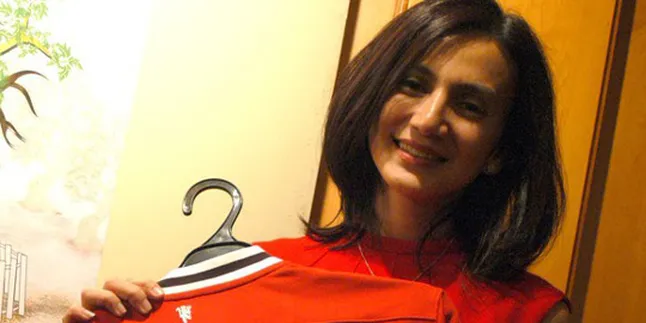 Wanda Hamidah Kolektor Warna Hitam!