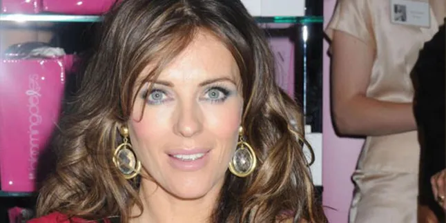Elizabeth Hurley Tunangan Dengan Mantan Pemain Kriket