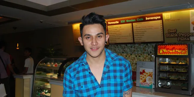 Vicky Nitinegoro Enjoy 'Ngamen' di Cafe