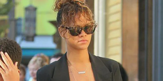 Rihanna Sebal Jomblo Terus
