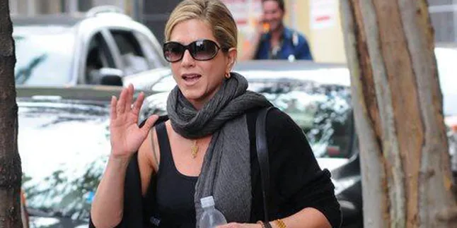 Jennifer Aniston Lempar Kursi ke Sutradara