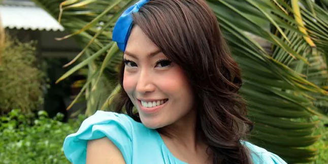 Ayu Dewi Suka Makan Kuku Orang?