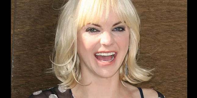 Wah! Anna Faris Pernah Dapat Kado Senapan!
