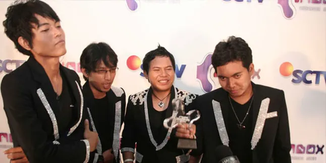 Konser di Hongkong, Wali Cuma Makan Sayur Asem