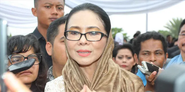 Kebaya Batik Jadi Pesan Akhir Moerdiono