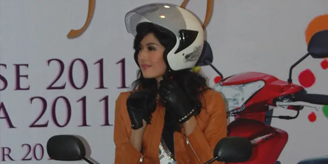 Puteri Indonesia 2011 Trauma Akibat Tabrak Lari Puteri Indonesia 2011 Trauma Akibat Tabrak Lari