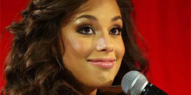 Alicia Keys Pimpin Konser Untuk George Harrison