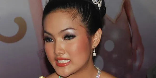 Astrid Ellena Siapkan Gaun Merah Ala Borneo