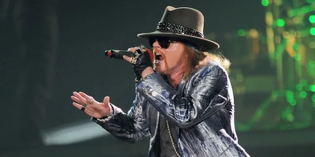 Setiap Nyanyi 'Knocking' Axl Rose Pasti Terjatuh?