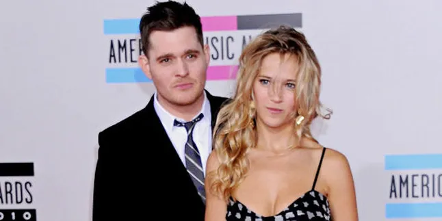 Wah! Istri Michael Buble Jadi Model Lingerie!