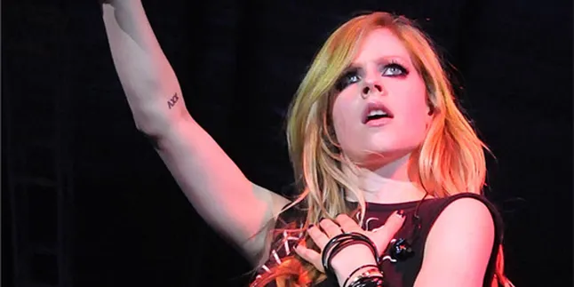 Ups! Avril Lavigne Pakai Cat Kuku Palsu!