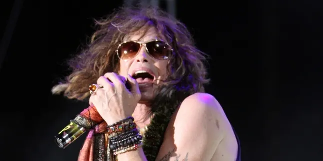 Gigi Rontok Tak Halangi Steven Tyler Beraksi