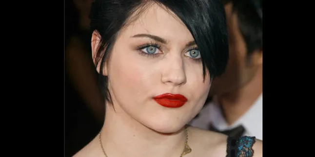 Putri Kurt Cobain Menikah Dengan Pria Mirip Ayahnya?